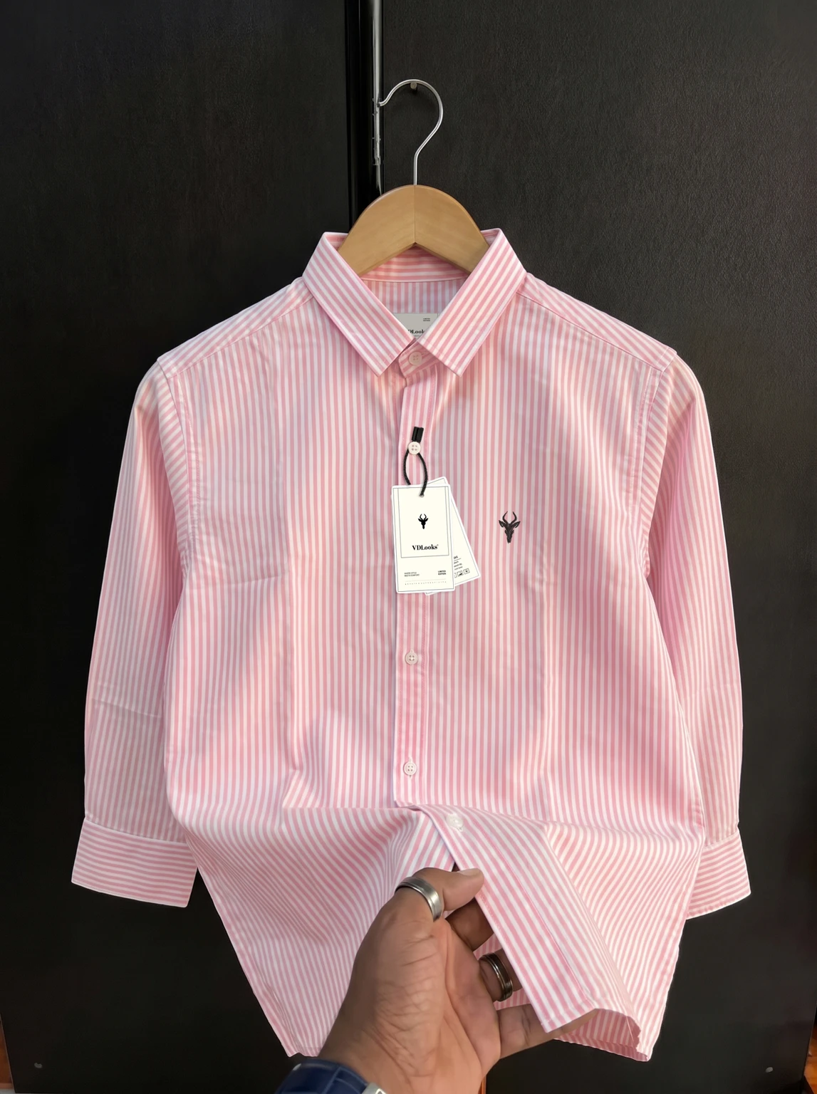 VD Looks Men Regular Fit Striped Spread Collar Casual Shirt